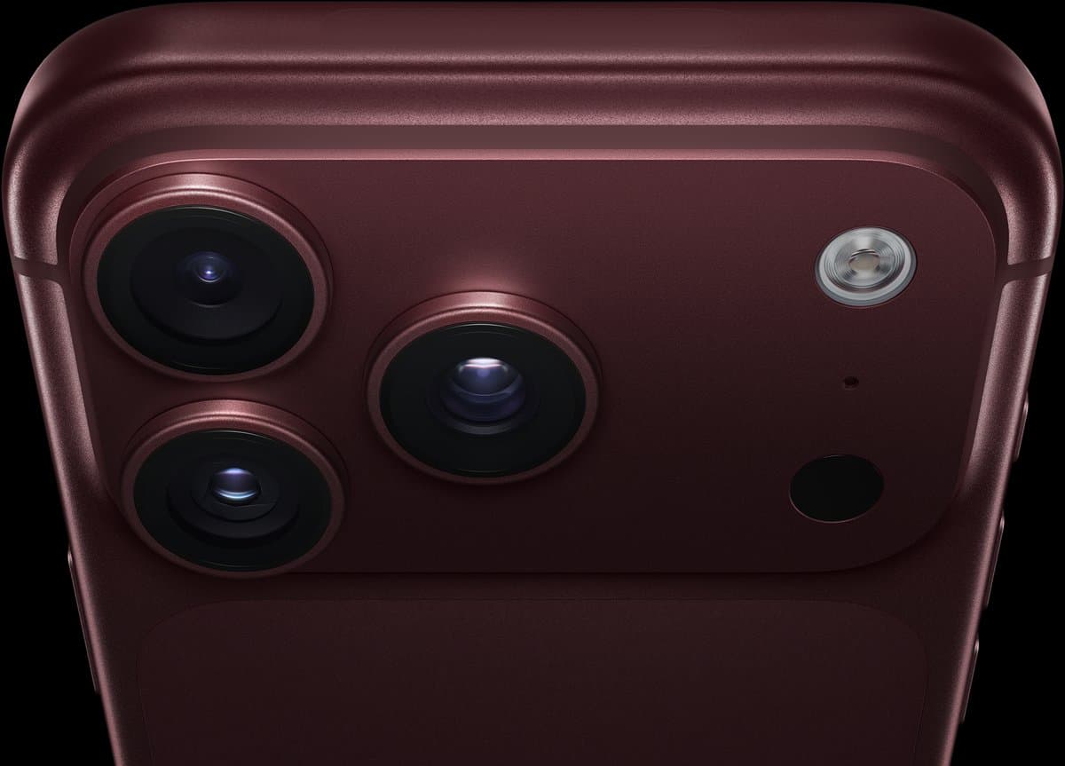 Kamerasystemet på iPhone 18 Pro i burgunder, sett bakfra