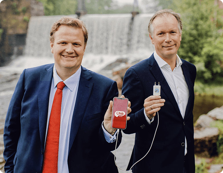 <h3>Et nytt unikt sammarbeid</h3>
<p>&nbsp;</p>
<p>– Gjennom dette samarbeidet kan vi på mange måter si at vi gir mer kraft til kundene og hverandre, sier Anders Kvamme, direktør i Kraftriket.</p>
<p>&nbsp;</p>
<p>– Vi har begge tro på at ved å levere hver vår tjeneste blir produktet og kundeopplevelsen bedre ivaretatt enn om vi skulle levere strøm og mobil fra ett selskap<em>,</em> sier Lars Ryen Mill, administrerende direktør i Chilimobil.</p>
