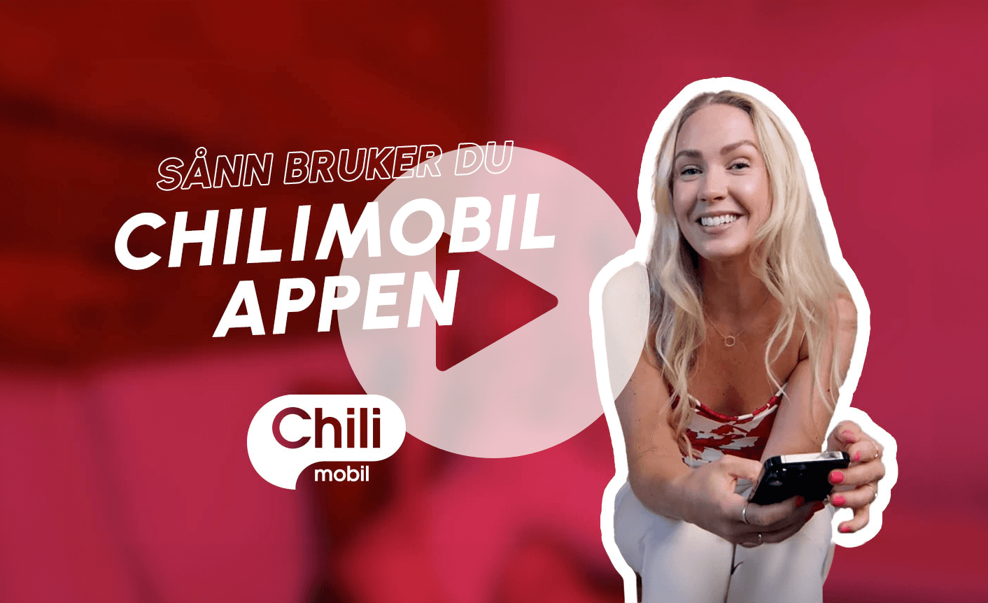 Kvinner sitter og holder en mobiltelefon i mens hun smiler til kamera, teskten sånn bruker du chilimobil-appen vises i stort skrift