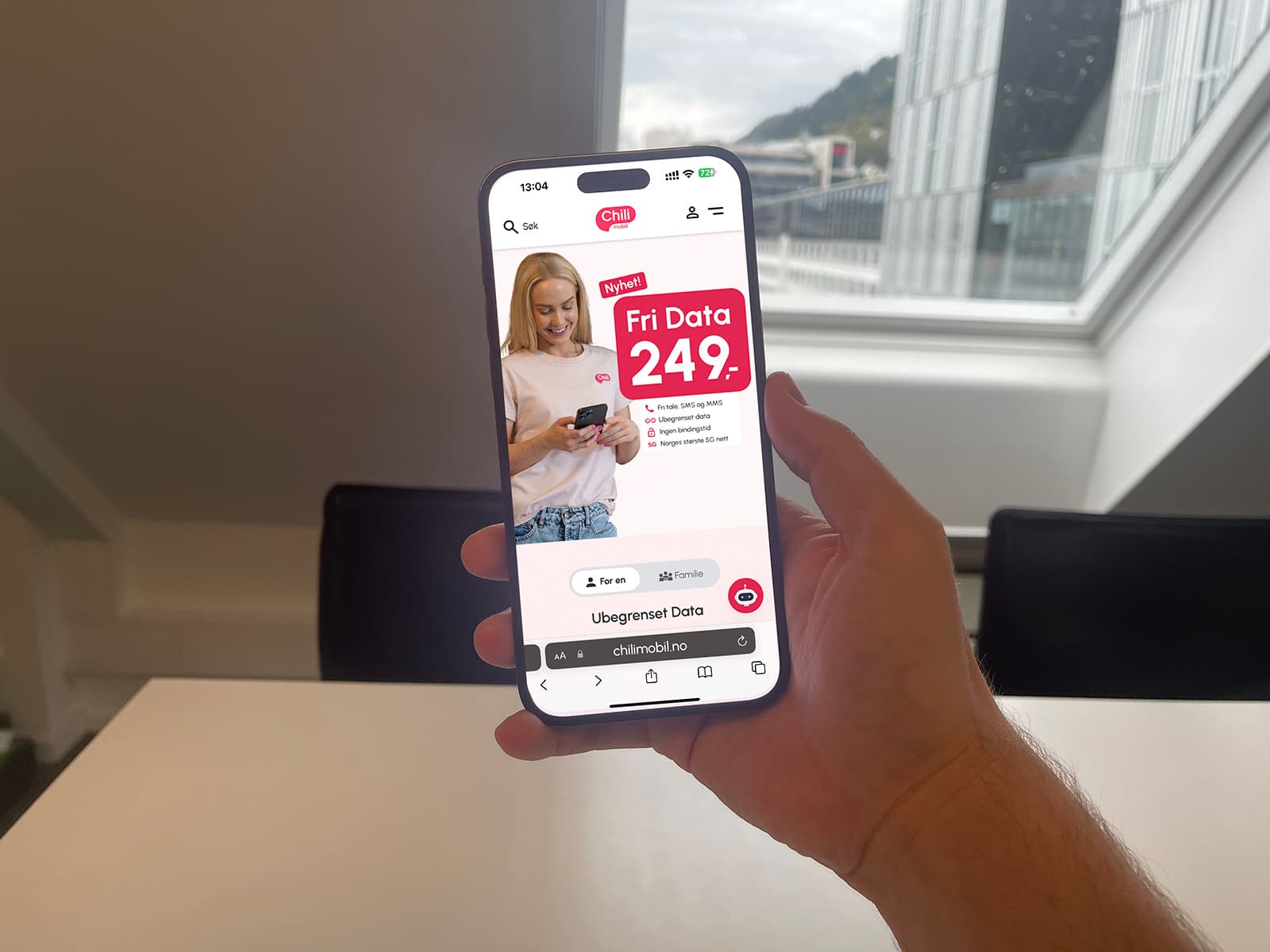 En mobil med bilde av chilimobil sin hjemmeside