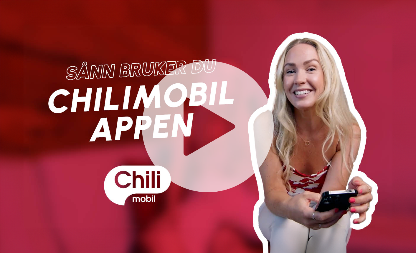 Kvinner sitter og holder en mobiltelefon i mens hun smiler til kamera, teskten sånn bruker du chilimobil-appen vises i stort skrift