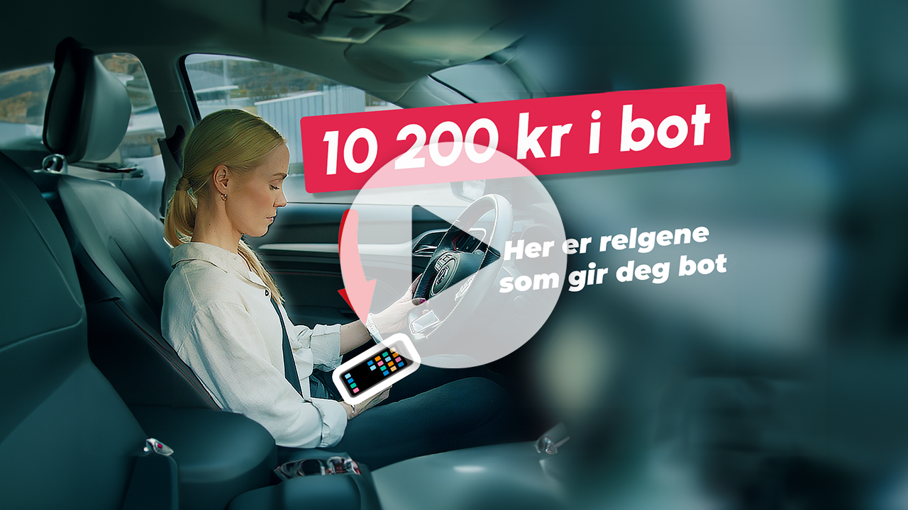 Kvinne i førersetet til en bil som bruker en mobiltelefon i fanget. Over bildet er det en rød tekstboks med hvit skrift som sier "10 200 kr i bot" og under den står det "Her er reglene som gir deg bot"